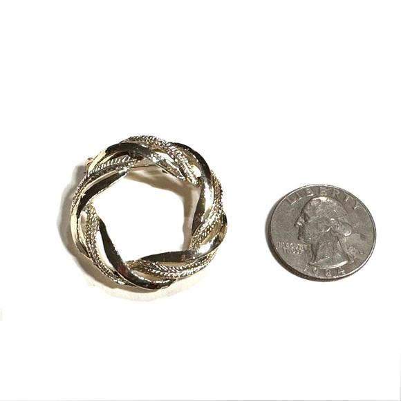 Vintage Round Wreath Shaped Gold Tone Brooch Lapel Pin Smooth & Textured - Picture 2 of 5